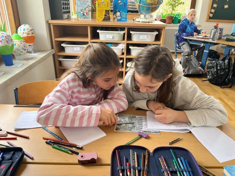Eine ganze Schule im Lesefieber: Gemeinsam erarbeiteten die Kinder die Aufgaben am Lesetag. (Quelle: VS Rheindorf)