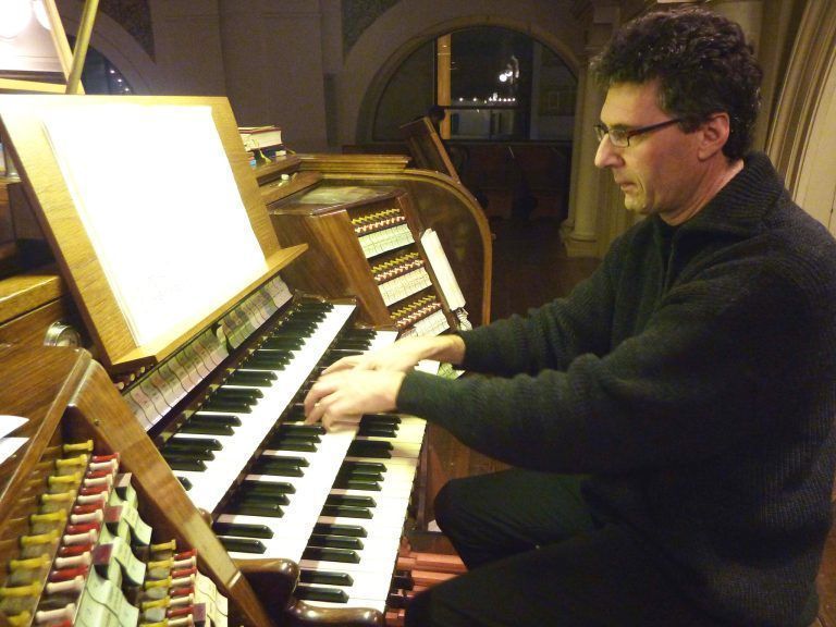 Die große Behmann-Orgel in der Stadtpfarrkirche St. Martin wird immer samstags von 10.30 bis 11 Uhr erklingen
