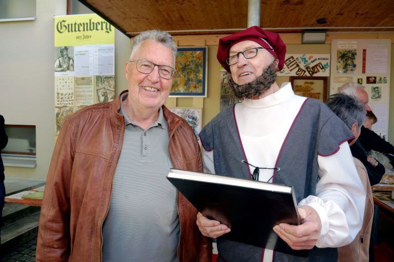 Göfis ließ Gutenberg hochleben: Helmut Köck gesellte sich zu Gutenberg, gespielt von Heinz Fussenegger.