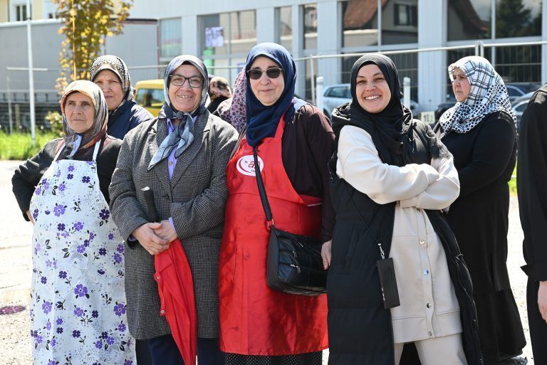 Spatenstich für Moschee Lustenau: Die Frauen beobachteten das Treiben etwas weiter hinten.