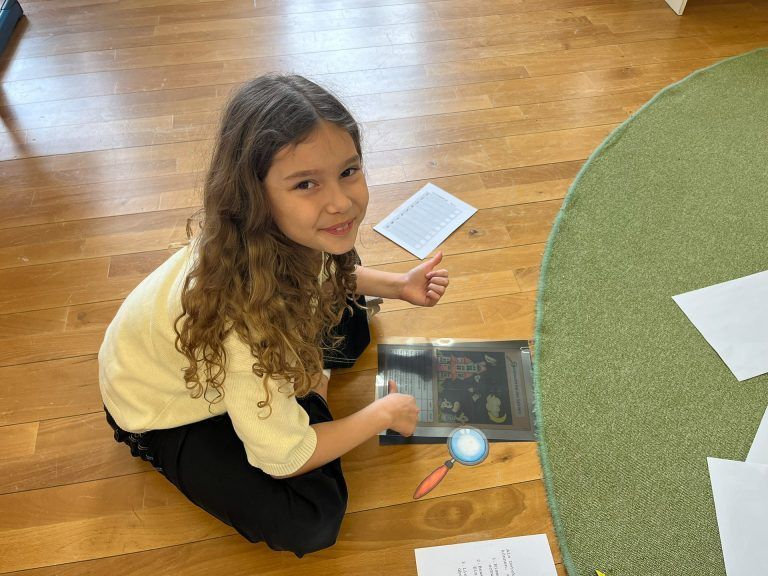 Eine ganze Schule im Lesefieber: Genau lesen und Hinweise erkennen, hieß es für die Drittklässler. (Quelle: VS Rheindorf)