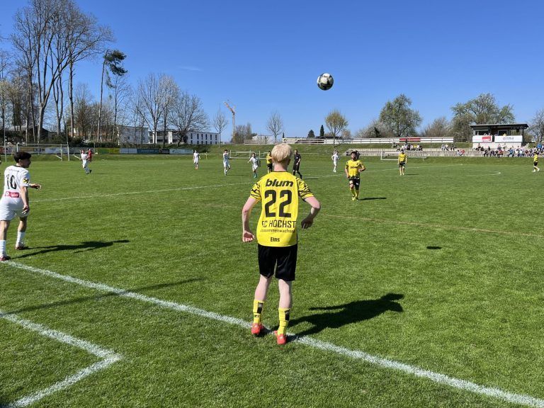 FC Höchst feiert wichtigen Punktgewinn für die Moral: FCH-Youngster Tom Kaufic beim Einwurf.