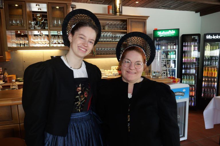 Dieses Traditionsgasthaus hat neu eröffnet: Die Musikvereins-Marketenderinnen Anna Maria und Michéle feierten die Eröffnung mit den Gästen.