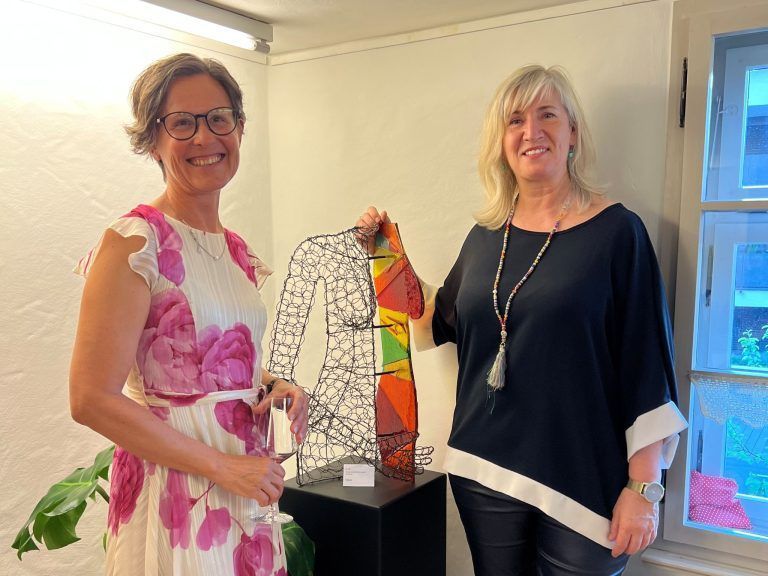 Carmen Stark und Dunja Troy-Marent machen gemeinsam eine Austellung im Schlosserhus. 