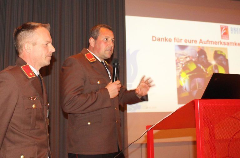 „Feuriges Jahr“ für Wehren im Bezirk Bregenz: Ausführlich berichteten Wolfgang Walter (Lochau, li.) und Christoph Leopold (Rieden) über den aktuellen Fahrzeugbrand im Pfändertunnel und die seit der Tunnelkatastrophe vor 30 Jahren gezogenen Lehren aus einem derartigen Ereignis.