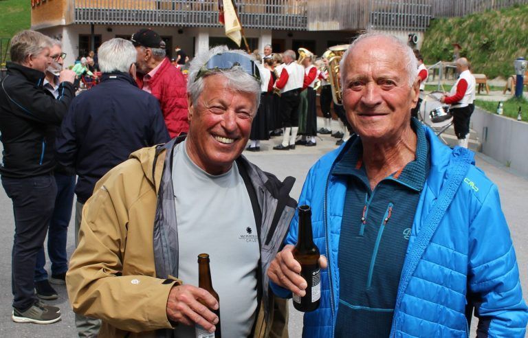 Ritterlich reisen mit Herbie ist Geschichte: Unter den Gästen von auswärts waren auch der Damülser "Wahl-Schröckener" Helmut Madlener (r.) und der ehemalige Weltcupfahrer Wilfried Muxel, der erste Wälder, der 1973 in St. Moritz Weltcuppunkte (8. in der Abfahrt) holte. "Für uns rennlaufbegeisterte Schulkinder war Herbert ein Vorbild und wir sind mit ihm in seinem Büssle zum Training an den Salober gefahren."