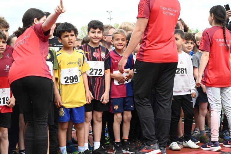 Laufbegeisterte rannten bei der Meile: Nervös warteten die Kinder bis der Startschuss fiel und sie losrennen konnten.