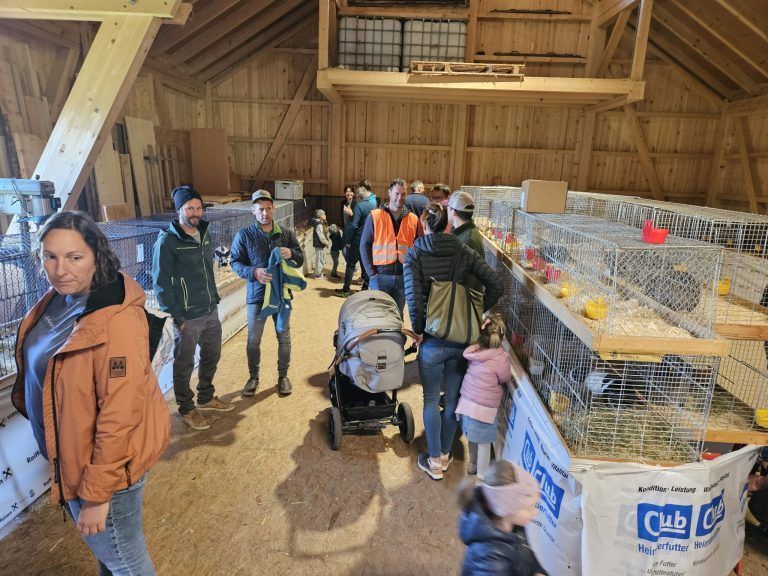 Großes Interesse an kleinen Tieren: Viele interessierte Besucherinnen und Besucher beim Marktrundgang.