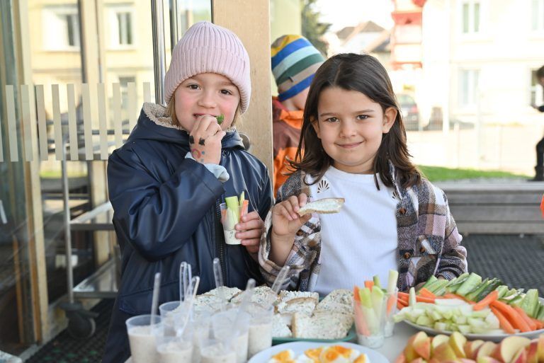Gesunde Jause stärkt Schulgemeinschaft: Die zwei Mädchen ließen sich die gesunden Snacks schmecken.