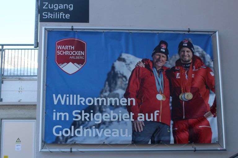 Alle gegen den Doppel-Olympiasieger: Vater und Sohn - Hubert und Johannes Strolz - sind prominente Werbeträger für das Skigebiet. Am Samstag haben Hobby-Rennläuferinnen und Rennläufer Gelegenheit, sich auf einem Riesentorlauf mit dem Doppel-Olympiasieger zu messen.
