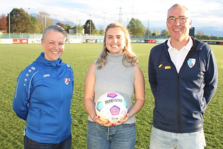 Marina Plesa (Mitte) mit Tobias Spalt und Sonja Baldauf hat den Frauenfußball in Koblach auferstanden.