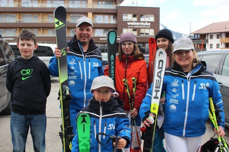 Skifestival der großen Strolz-Fan-Familie: Georg Somweber vom SV Steeg (2. von links) konnte mit seinem Team – Pius, Emma, Frieda, Laura und Kathrina sehr zufrieden sein, Emma erzielte sogar ex aequo Damen-Bestzeit.