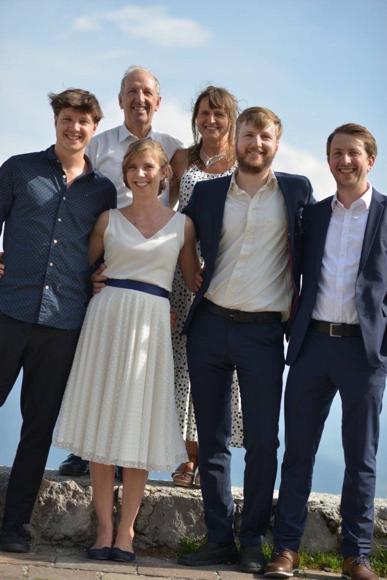 Nachruf auf Peter Hagspiel: Mit ganzem Herzen engagiert für Kinder und ihre Chancen: Liebevoller Ehemann und Familienvater: Peter 2019 mit seiner Frau Astrid und seinen Kindern Sonja, Matthias, Michael und Markus.