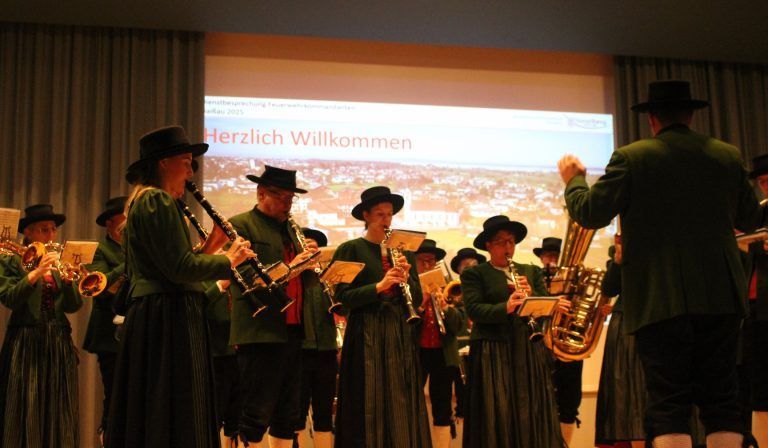 „Feuriges Jahr“ für Wehren im Bezirk Bregenz: Der Musikverein Gaißau gab der Dienstbesprechung der Feuerwehrkommandanten einen schwungvollen Rahmen. Musik und Feuerwehr verbindet in Gaißau eine spezielle Partnerschaft: das 1961 errichtete Spritzenhaus war bis 1991 gemeinsame Heimstätte von Feuerwehr und Musikverein.