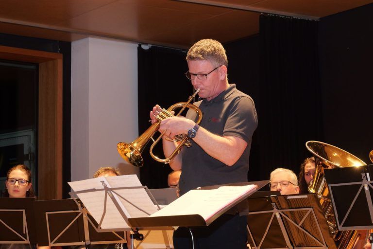 150 Jahre aktiv und quicklebendig: Manfred Bertsch leitete die Kapelle und begeisterte mit Solo-Improvisationen.