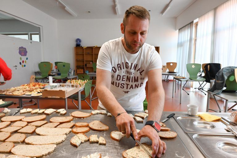 Gesunde Jause stärkt Schulgemeinschaft: Elternvereinsobmann Marcel Fitz packt direkt nach seiner Nachtschicht an.