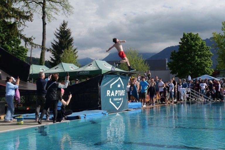 Adrenalinkick beim Double Flip: Auf Rollerblades ins Wasser: Kreative Sprungideen brachten das Publikum zum Staunen.
