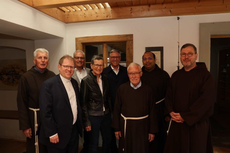 Advokat der Armen und Stadtheiliger gefeiert: Bruder Engelbert, Dompfarrer Fabian Jochum, Edgar Mayer, Greti Schmid und Wolfgang Matt vom Freundeskreis der Vorarlberger Kapuziner", Guardian Karl Martin Gort, Pater Dhil und Provinzial Hemut Rakowski.