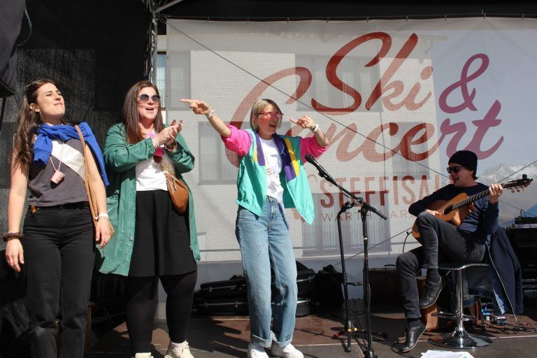 Fulminantes Ski&Concert-Finale in Warth: Vo Mello bis ge Schoppornou – da waren Braut Isabella und ihre Trauzeuginnen Sarah (l.) und Anna nicht mehr zu halten, sie stürmten auf die Bühne und übernahmen die Regie.