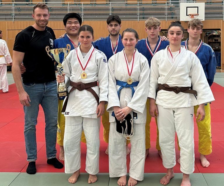 Coach David Böhler (li.) zeigte sich stolz mit seinen frischgebackenen Landesmeistern. 