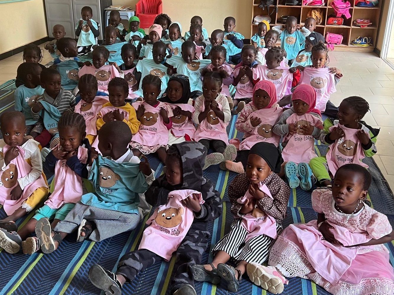 Geschichten, die das Leben schreibt: Kindergartenkinder erhielten bunte Teddy-Eddy-Shirts.