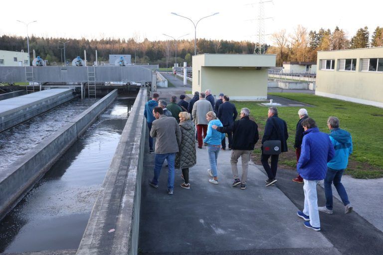 "Lions" erleben "Wasserkreislauf": Im FReien gab es einiges zu sehen und zu riechen.