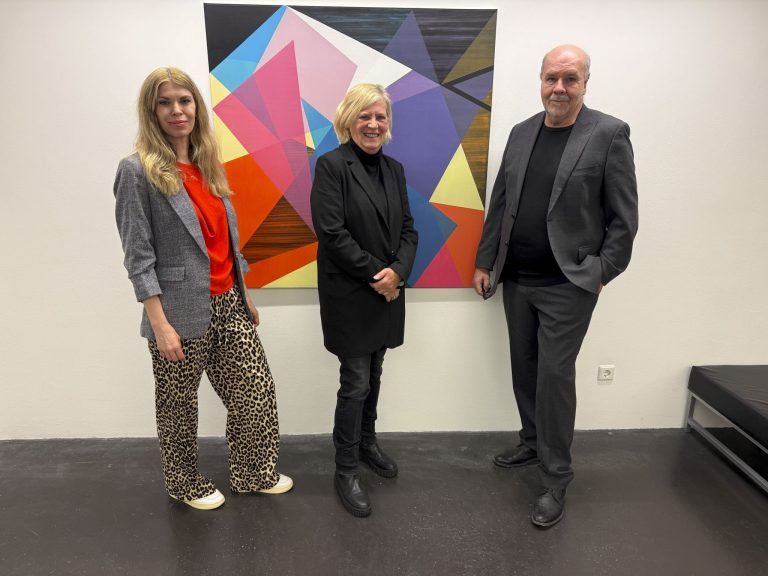 Künstlerin Sabine Aichhorn mit Galeristin Andrea Romagna Miessgang und Redner Thomas Mießgang bei der Eröffnung 