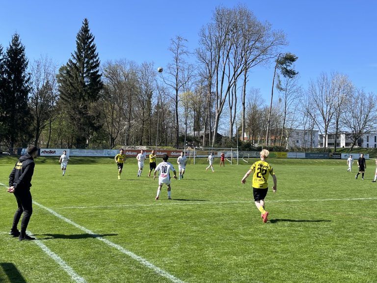 FC Höchst feiert wichtigen Punktgewinn für die Moral: Lange Bälle dienten immer wieder als Mittel der Wahl.