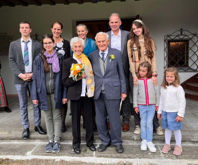 Nachruf auf Karl Wohllaib: 99 Jahre Engagement und Gottvertrauen: Karl und Emmi mit ihrer Familie bei ihrer diamantenen Hochzeit im Oktobert 2023.
