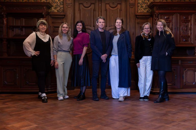 Das Team des Literaturhauses: v. l. Valerie Meinitzer (Social Media), Marina Höfler (Projektmanagement), Jenny Spiegel (Kinder- und Jugendprogramm, PR), Wolfgang Mörth (Obfrau-Stellvertreter, literatur.ist), Daniela Egger (Obfrau, literatur.ist), Eva-Maria Alge (Buchhaltung) und Frauke Kühn (Geschäftsführung) - © Simon Egle