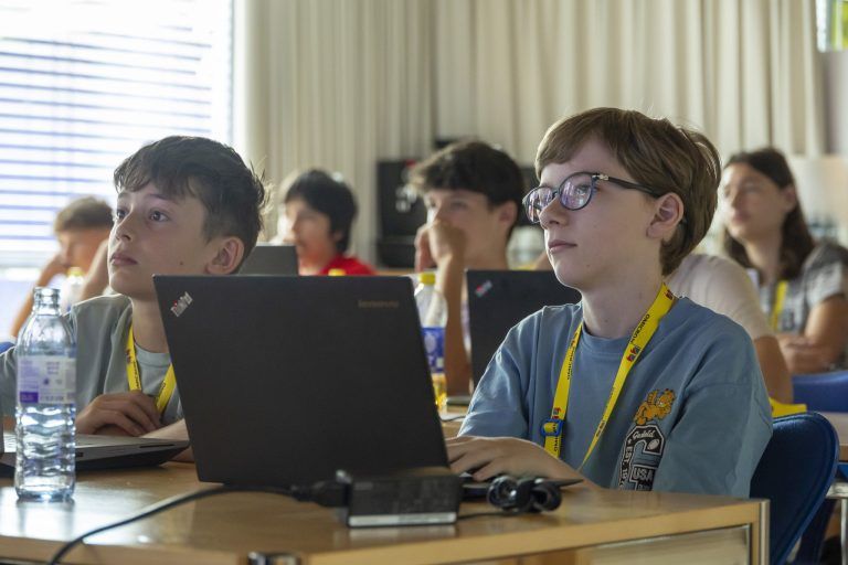 Code Base Camp 2025: Jugendliche entdecken Programmieren und Künstliche Intelligenz