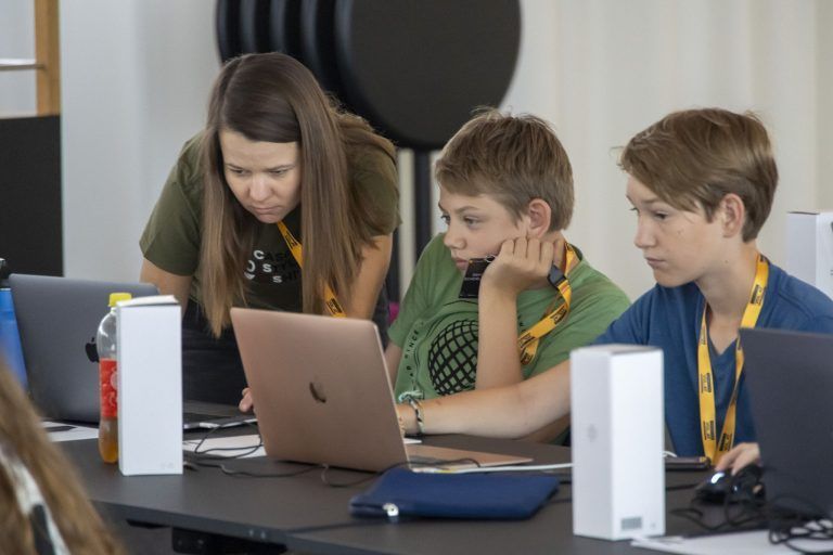 Sommer-Entdeckerreise in die Welt des Codes: Jugendliche tauchen in Webdesign, Spiele und KI ein