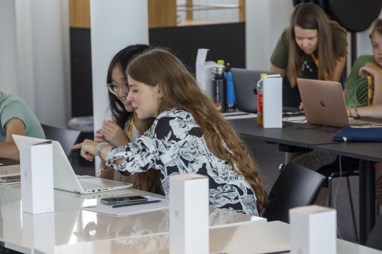 Code Base Camp 2025: Jugendliche entdecken Programmieren und Künstliche Intelligenz