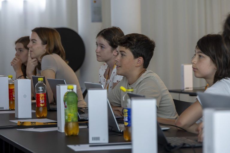 Code Base Camp 2025: Jugendliche entdecken Programmieren und Künstliche Intelligenz