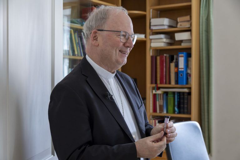 "Promis ganz privat": So lebt Bischof Benno Elbs