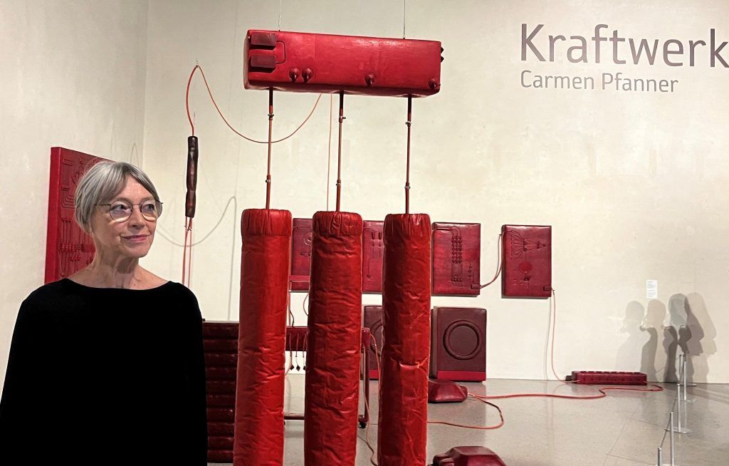 Carmen Pfanner entwirft die Urkundengestaltung für den Kunst- und Kulturpreis