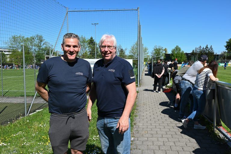 Dornbirn gewinnt Fußball-Polycup: Moderator und Organisator Christian Köll mit Schulsportreferent Christoph Neyer.