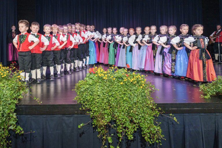 Montafoner Trachten als immaterielles Kulturerbe gefeiert: Die Kindertrachtengruppe Partenen präsentierte nicht nur stolz ihre Trachten, sonder begeisterte auch mit verschiedenen Tänzen.