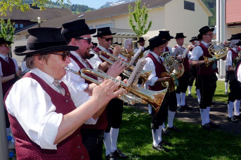Erster Mai mit zünftiger Blasmusik dabei: Am Sozialzentrum wurden mit Musik Generationen verbunden.