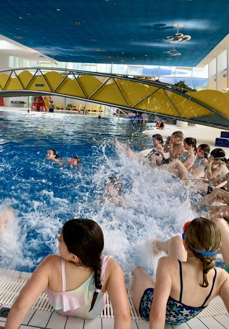 Schwimmen macht Schule - viel Spaß hatten die Kinder des Bildungscampus Vandans beim Erlernen dieser wichtigen Kompetenz