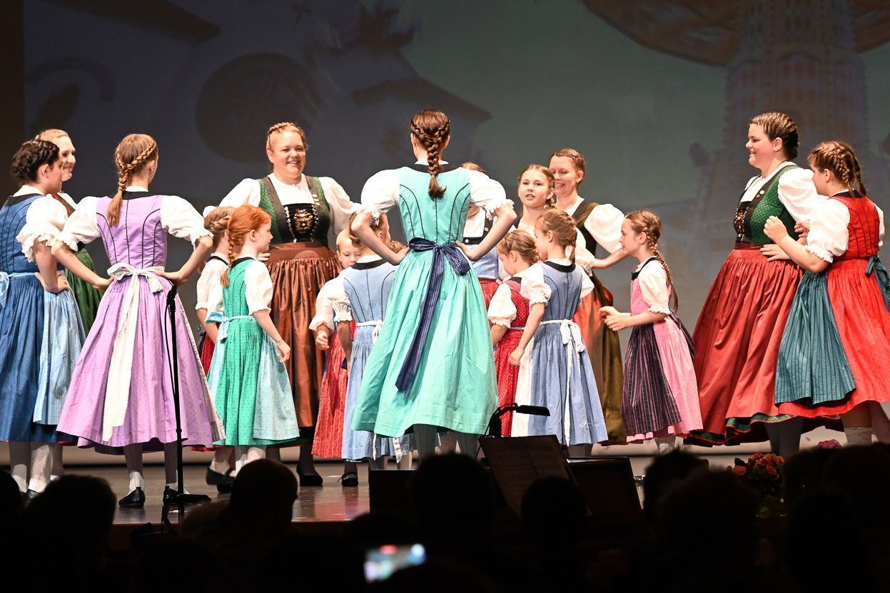 Trachtengruppe feiert 75 Jahre: Gemeinsam tanzten die Jugendlichen und Kinder.