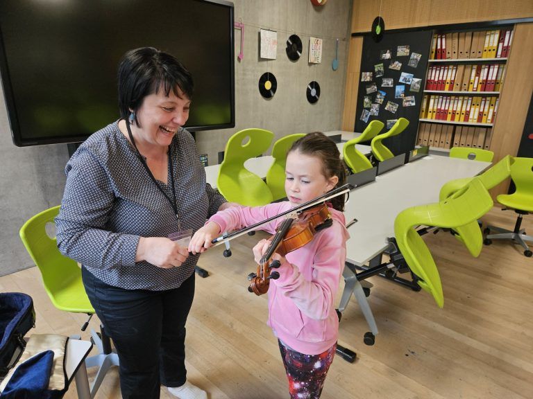 Zuhören, mitmachen, ausprobieren: Mit Begeisterung konnten die Kinder verschiedenste Instrumente ausprobieren.