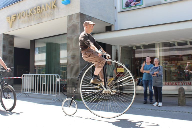Volle Fahrt voraus – Dornbirn rollt los : Auch mit dem Hochrad waren sie dabei.