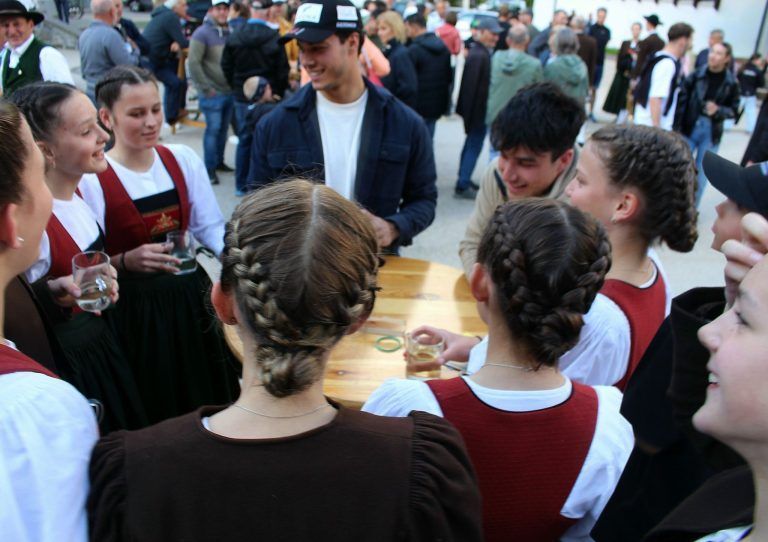 Tiefe Einblicke in die Rennläufer-Seelen: Auch die Musikantinnen, die mit dem Musikverein Mellau den Empfang musikalisch begleiteten, nützten die Gelegenheit zum angeregten Small-Talk mit den Ski-Assen.