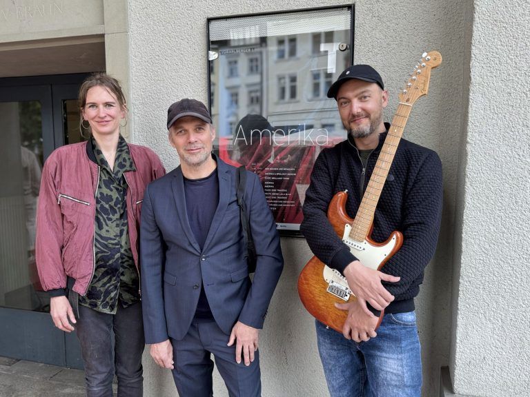 Regisseur Niklas Ritter, Bühne-und Kostümbildnerin Karoline Bierner und Musiker Oliver Rath bei der Premiere am Landestheater.