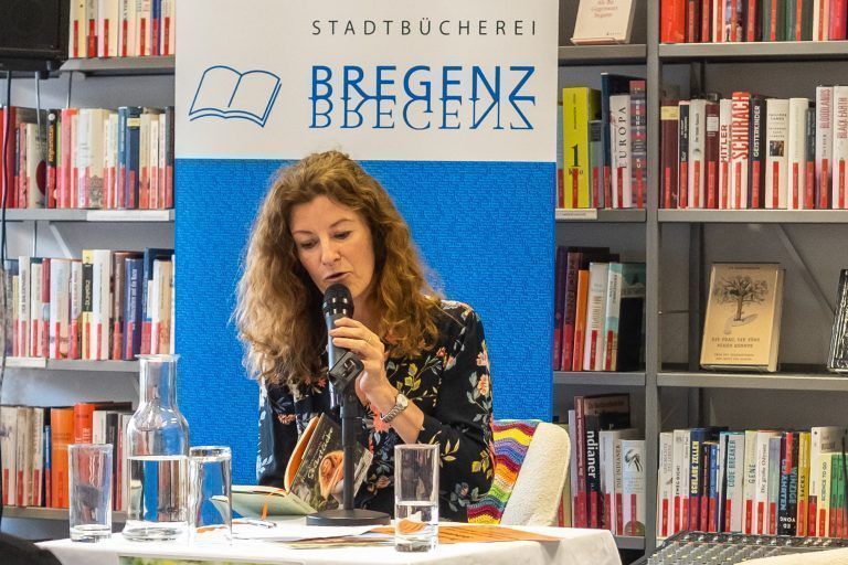 Die Autorin Carmen Franceschini las aus ihrem Buch „Das Geheimnis der Selbstliebe“