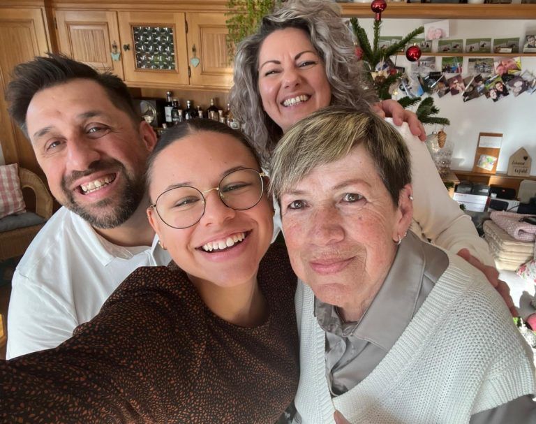 Nachruf auf Gisela Loacker: Frei im Geist und jung im Herzen: Gisela mit ihrem Sohn Patrick, ihrer Schwiegertochter Silke und ihrer Enkeltochter Selina.