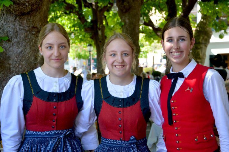 Festpremiere bei Kaiserwetter: Christina und Magdalena Galehr sowie Miriam Aßmann