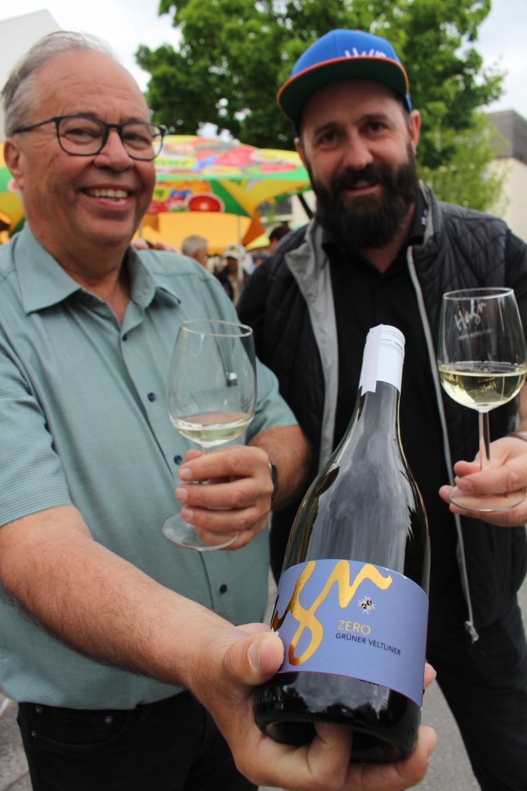Weinseligkeit macht Lust auf mehr: Mit seinem „Zero“ hatte Rudi Gundendorfer den brandneuen alkoholfreien Wein vom Weingut Hagn mitgebracht und präsentierte ihn gemeinsam mit Walter Pfanner.