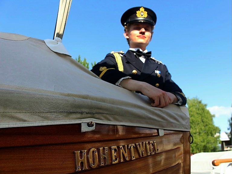 Ein Festival der Schiffs-Nostalgie: Max Ernst aus Rheinland-Pfalz ist wohl der glühendste Fan der Hohentwiel: in historischer Uniform leistet er an Bord des Dampfers Öffentlichkeitsarbeit und reist dafür jede Saison 25 bis 30 Mal aus seiner Heimat nach Hard - jeweils rund 400 km hin und zurück, das ist mehr als die Hohentwiel auf dem Bodensee abspult.